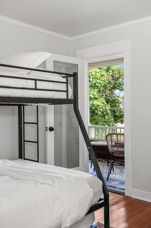 4 bedrooms, WiFi, bed sheets