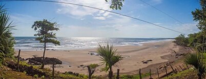 Casa Pacifico–Beachfront - Gem in Los Clavo