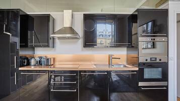 Departamento | Cocina privada | Refrigerador, microondas, horno y parrilla de estufa