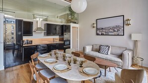 Eine moderne Küche mit Essbereich, einer Couch und einem Stadtbild.