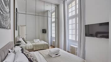 Departamento | Espacio para trabajar con laptop y tabla de planchar con plancha