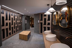 Secador de pelo, toallas