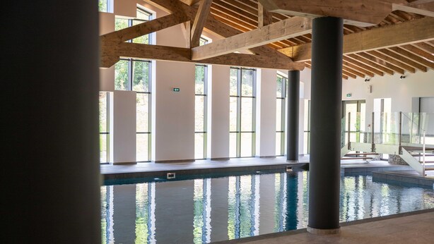 An indoor swimming pool with wooden beams and large windows. - Charming Apt With View 2bd/6p -residence in Mega\"ve (Megeve)