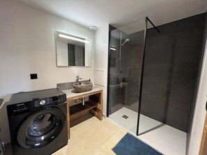 Dusche, Haartrockner, Handtücher, Seife