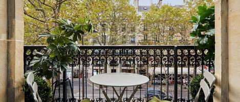 Apartment | Outdoor dining