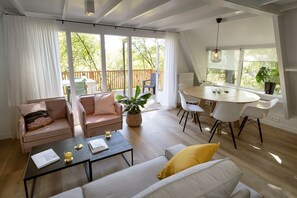 Smart-tv, dvd-spelare, ett bordtennisbord och böcker