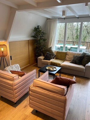 TV connectée, lecteur de DVD, table de tennis de table, livres