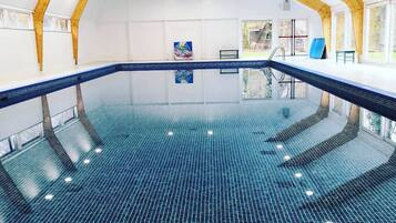 Een binnenzwembad en een verwarmd zwembad