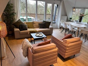 TV connectée, lecteur de DVD, table de tennis de table, livres