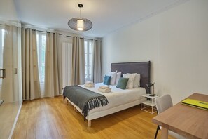 Apartment | Laptop workspace, iron/ironing board, bed sheets - Superb Apartment Center of Paris-montmartre (Paris)
