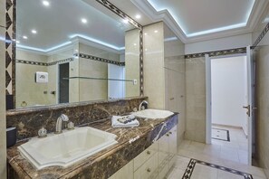 Apartment | Bathroom - Superb Apartment Center of Paris-montmartre (Paris)