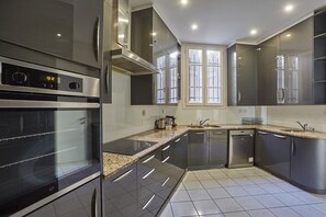 Apartment | Private kitchen | Fridge, microwave, oven, stovetop - Superb Apartment Center of Paris/montmartre (Paris)
