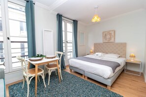 1 bedroom, laptop workspace, iron/ironing board, bed sheets - Superb and New Studio in the Center of Paris (Paris)