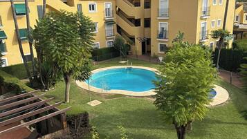 Kamer, 1 slaapkamer, balkon | Zwembad | Een buitenzwembad