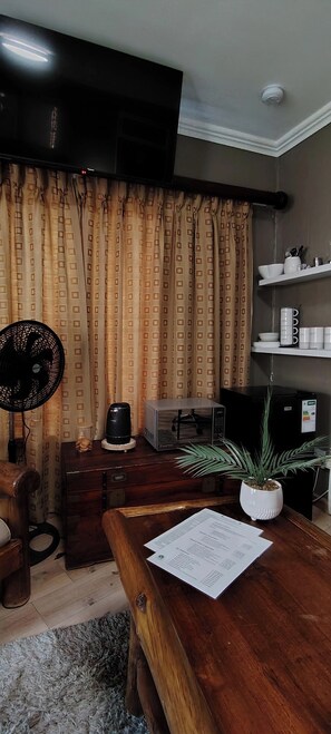 Camera, 1 camera da letto, fumatori, balcone | Soggiorno | Libri