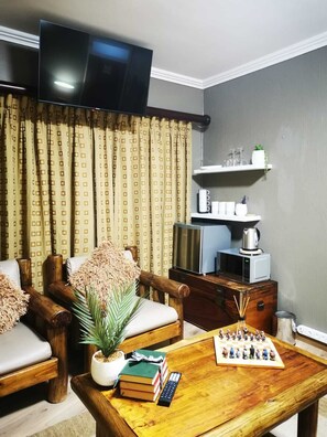 Room, 1 Bedroom, Smoking, Balcony | Living room | Books