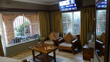 Room, 1 Bedroom, Smoking, Balcony | Living room | Books