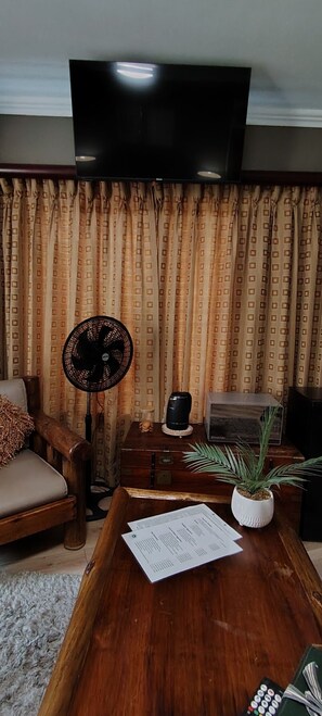 Room, 1 Bedroom, Smoking, Balcony | Ruang tamu | Buku-buku 