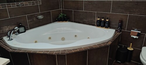 Room-indulgent Escape, Jet Bath, Stunnin