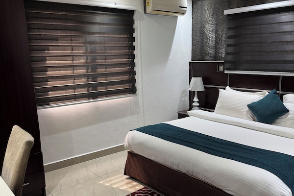 Executive Apartment | In-room safe, desk, laptop workspace, blackout drapes