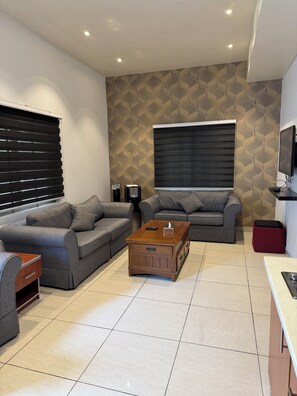 特色公寓, 阳台 | 起居区 | 41-英寸纯平电视 （配备有线频道）、电视