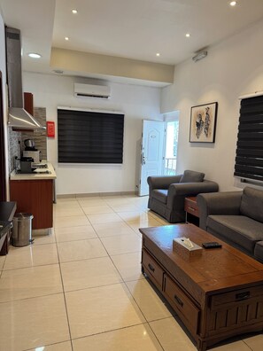 特色公寓, 阳台 | 起居区 | 41-英寸纯平电视 （配备有线频道）、电视