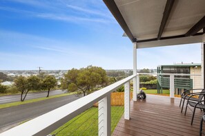 Property grounds - Coastal Crest - Escape to a seaside retreat in stunning Lakes Entrance (Lakes Entrance)