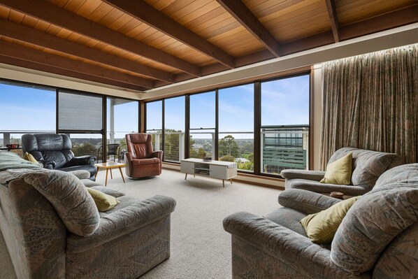 TV - Coastal Crest - Escape to a seaside retreat in stunning Lakes Entrance (Lakes Entrance)