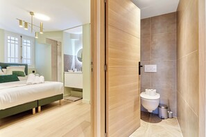 Apartment | Bathroom | Hair dryer, towels, soap, shampoo - Sublime Duplex Arc de Triomphe/ Trocadero (Paris)