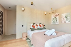 Apartment | Laptop workspace, iron/ironing board, bed sheets - Sublime Duplex Arc de Triomphe/ Trocadero (Paris)