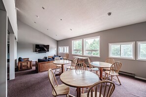 Dining - Cascades Studio at Sunday River- Sleeps 5 (Newry)