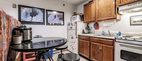 Réfrigérateur, micro-ondes, four, plaque de cuisson