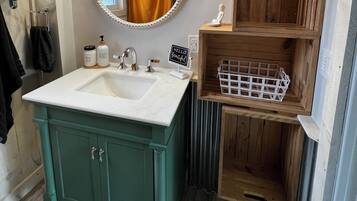 SĂšche-cheveux, serviettes fournies, savon, shampoing