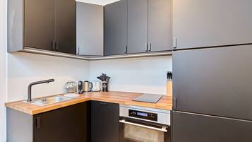 Appartement | Privékeuken | Een koelkast, een microgolfoven, een oven, een kookplaat