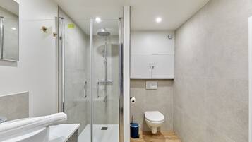 Appartement | Badkamer | Een haardroger, zeep, shampoo