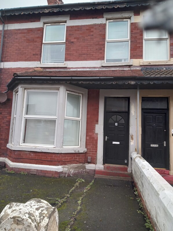 Apartment | Exterior detail - Sunny Seaside Apartment in Blackpool (Blackpool)