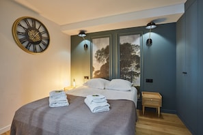 Apartment | Laptop workspace, iron/ironing board, bed sheets