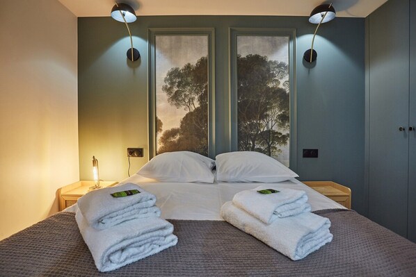 Apartment | Laptop workspace, iron/ironing board, bed sheets