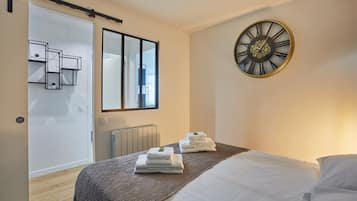 Apartment | Laptop workspace, iron/ironing board, bed sheets