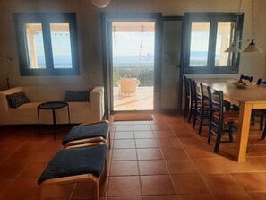 TV, fireplace, DVD player, books