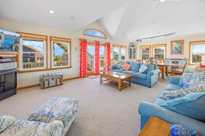 TV, DVD-spiller, fotballspill og bøker