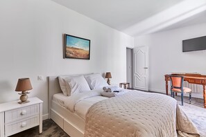 Laptop workspace, iron/ironing board, bed sheets - Superb Apartment Paris Center Le Marais (Paris)