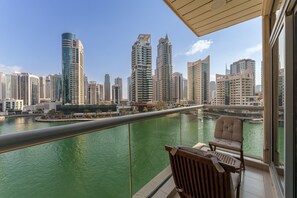 Property grounds - Blissful Living w/ Dubai Marina Waterfront Views (Dubai)