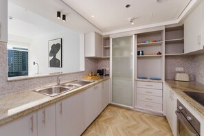 Refrigerador, microondas, horno y lavavajillas