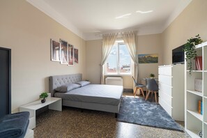 1 bedroom, desk, iron/ironing board, free WiFi - [Loft Luminoso] a 15 minuti dal Colosseo con aria condizionata, WI-FI e vista. (Roma)