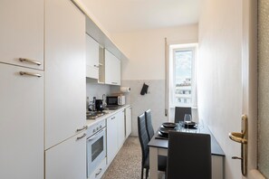 Fridge, microwave, oven, stovetop - [Loft Luminoso] a 15 minuti dal Colosseo con aria condizionata, WI-FI e vista. (Roma)