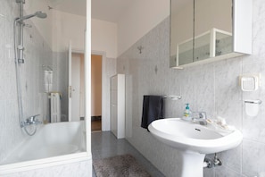 Séchoir à cheveux, bidet, serviettes fournies, savon