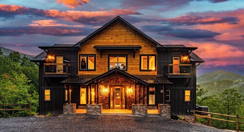 Luxury Cabin! Stunning Indoor Pool w/Slide/Hot Tub