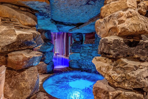 Secluded Luxe Cabin, Stunning Indoor Pool w/Slide