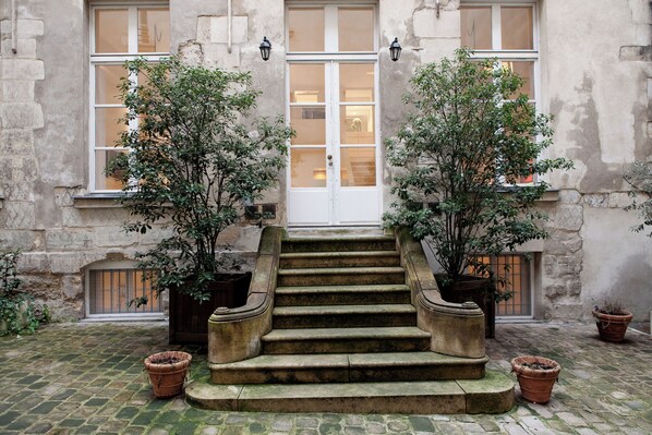 Front of property - Jardin des Rosiers Residence (Paris)